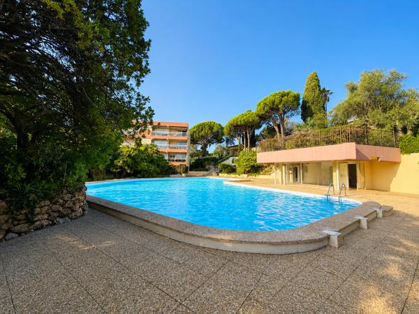 Appartement
         2 pièces
        - 61 m² 350 000 € *