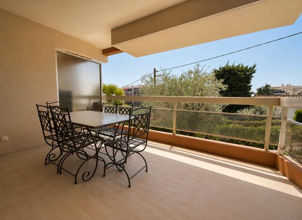 Appartement
         2 pièces
        - 61 m² 350 000 € *