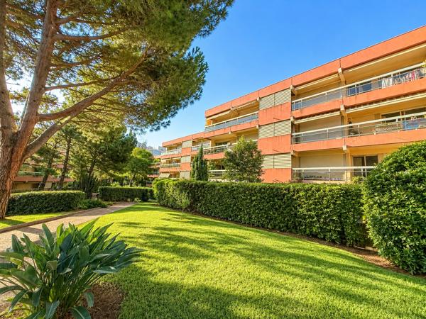 Appartement
         2 pièces
        - 61 m² 350 000 € *