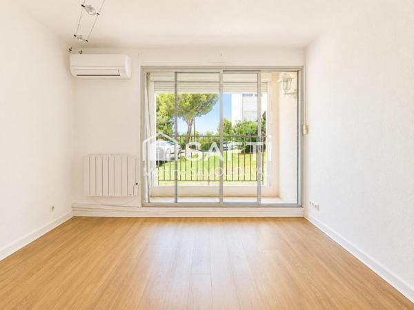 Saint Mandrier sur les hauteurs dans une résidence  privée et sécurisée piscine, tennis. Agréable T3, plus une cave.