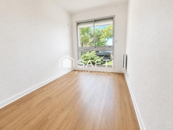 Saint Mandrier sur les hauteurs dans une résidence  privée et sécurisée piscine, tennis. Agréable T3, plus une cave.