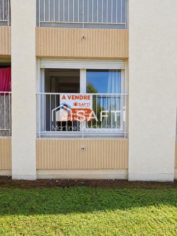 Saint Mandrier sur les hauteurs dans une résidence  privée et sécurisée piscine, tennis. Agréable T3, plus une cave.