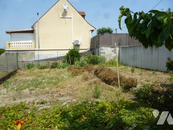 Maison 3 pièces, garage, dépendances, terrain.