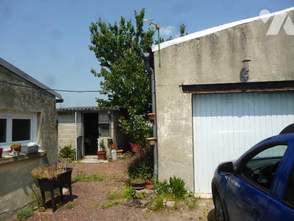 Maison 3 pièces, garage, dépendances, terrain.