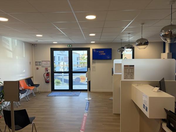 IMPLANTEZ VOTRE ENTREPRISE DANS UN BÂTIMENT DE BUREAUX MODERNE AU CŒUR DE CHAURAY !