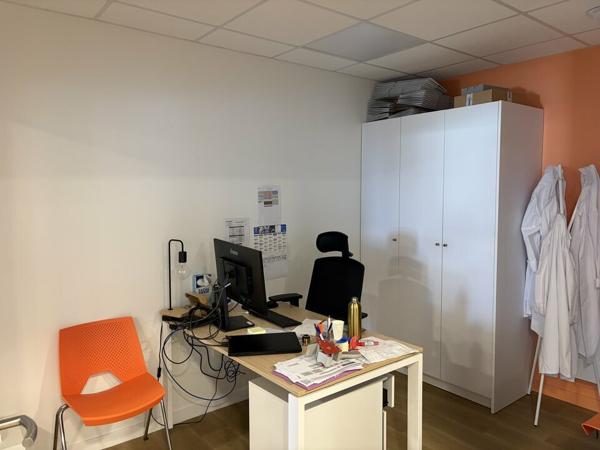 IMPLANTEZ VOTRE ENTREPRISE DANS UN BÂTIMENT DE BUREAUX MODERNE AU CŒUR DE CHAURAY !