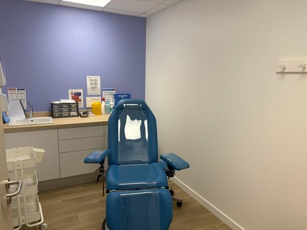 IMPLANTEZ VOTRE ENTREPRISE DANS UN BÂTIMENT DE BUREAUX MODERNE AU CŒUR DE CHAURAY !