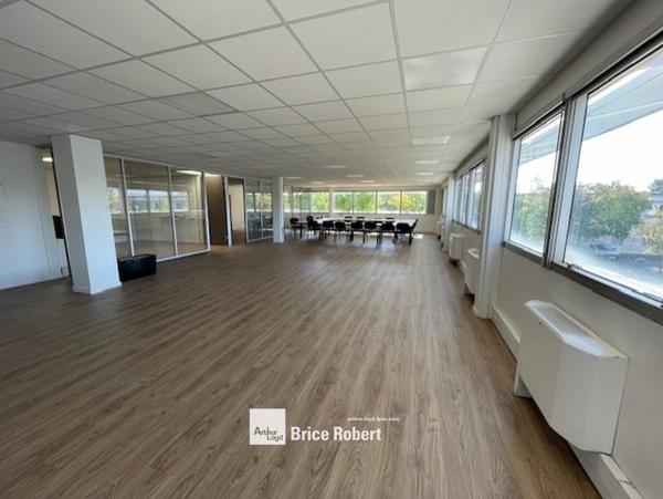 Bureau à louer à Bron espace lumineux avec parkings privatifs
