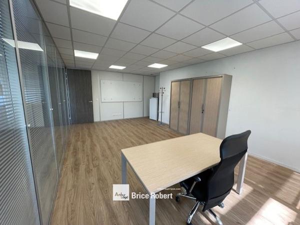 Bureau à louer à Bron espace lumineux avec parkings privatifs