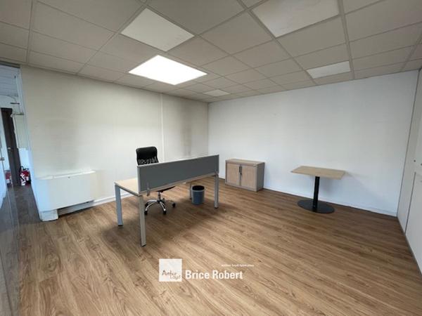 Bureau à louer à Bron espace lumineux avec parkings privatifs