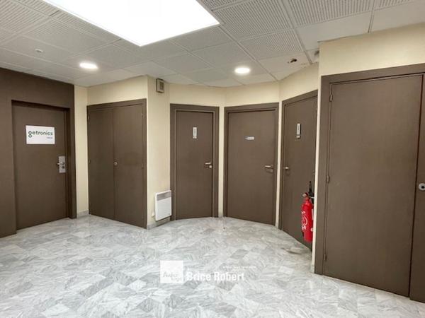 Bureau à louer à Bron espace lumineux avec parkings privatifs