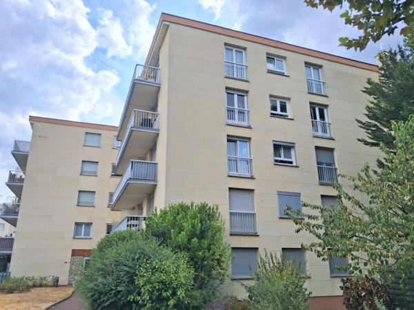GRAND STUDIO avec balcon, cave et place de parking