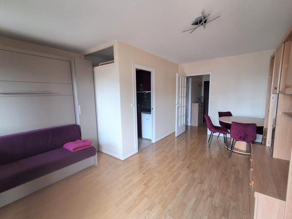 GRAND STUDIO avec balcon, cave et place de parking