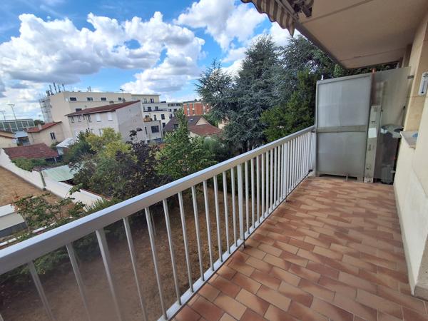 GRAND STUDIO avec balcon, cave et place de parking