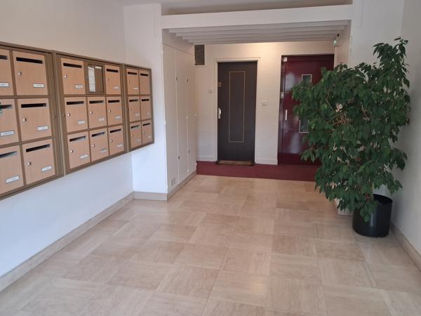 GRAND STUDIO avec balcon, cave et place de parking