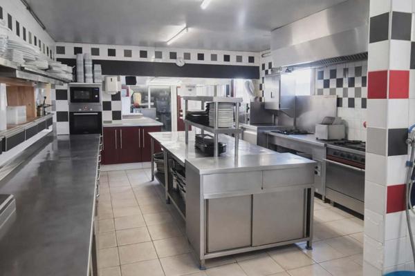 SAINT MARTIN DE LA PLACE - MURS COMMERCIAUX LIBRES 272 m2