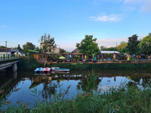 SAINT MARTIN DE LA PLACE - MURS COMMERCIAUX LIBRES 272 m2