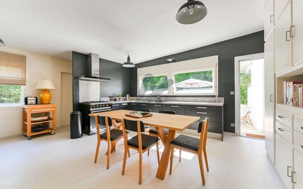 Lyon 9, limite St Cyr au Mont d'Or - Maison d'architecte de plain pied - 4 chambres - Terrain de 1525m2 env.