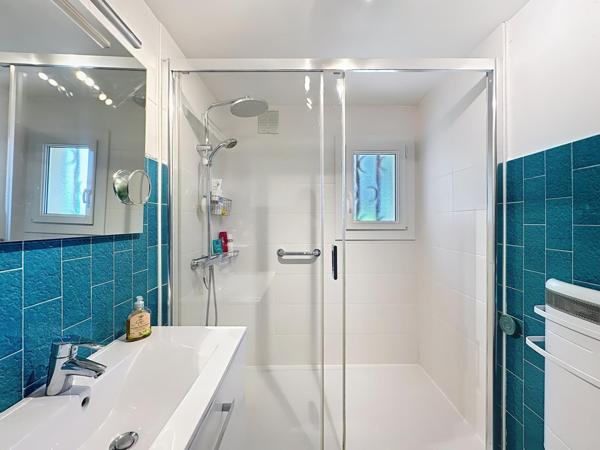 A vendre : Propriété 7 pièces avec piscine, véranda et jardin arboré – Fort potentiel - Bandol