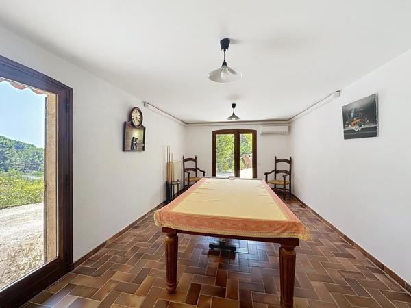 A vendre : Propriété 7 pièces avec piscine, véranda et jardin arboré – Fort potentiel - Bandol