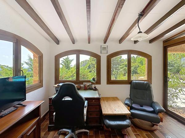 A vendre : Propriété 7 pièces avec piscine, véranda et jardin arboré – Fort potentiel - Bandol