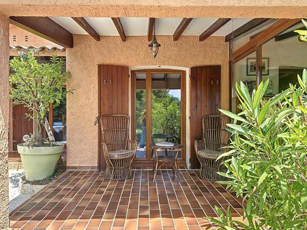 A vendre : Propriété 7 pièces avec piscine, véranda et jardin arboré – Fort potentiel - Bandol