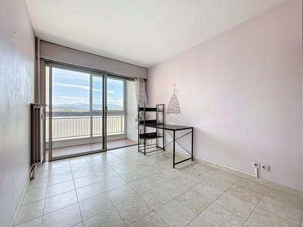 4P PROCHE TOUS COMMERCES, TRES LUMINEUX