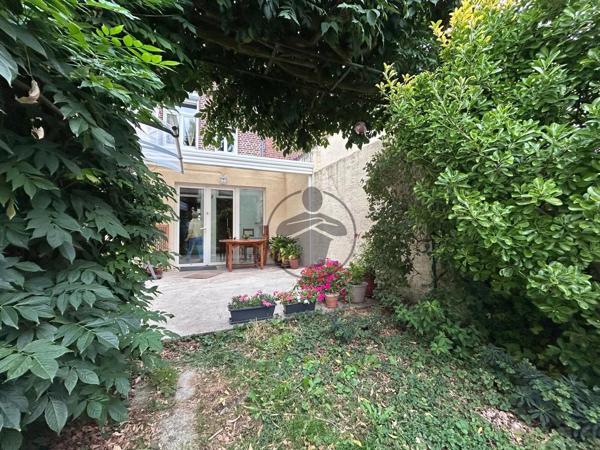 Vente                                                      Maison de ville
                        
                     6 pièces                      144 m2                     à Saint-Quentin