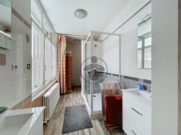 Vente                                                      Maison de ville
                        
                     6 pièces                      144 m2                     à Saint-Quentin