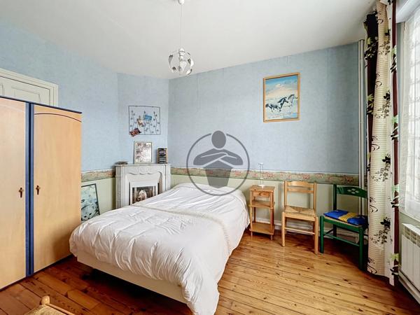 Vente                                                      Maison de ville
                        
                     6 pièces                      144 m2                     à Saint-Quentin