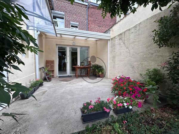Vente                                                      Maison de ville
                        
                     6 pièces                      144 m2                     à Saint-Quentin