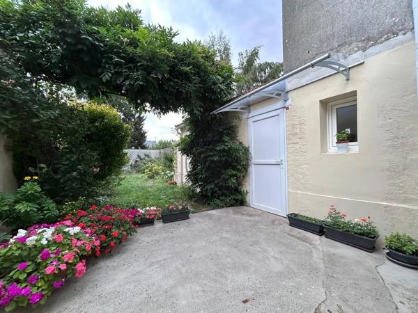 Vente                                                      Maison de ville
                        
                     6 pièces                      144 m2                     à Saint-Quentin