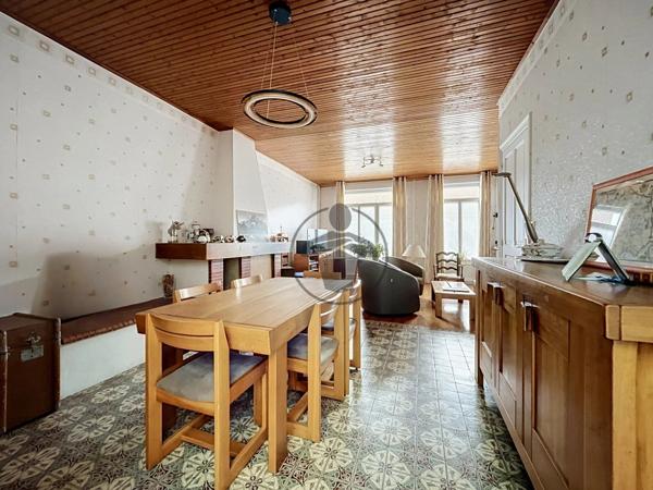Vente                                                      Maison de ville
                        
                     6 pièces                      144 m2                     à Saint-Quentin