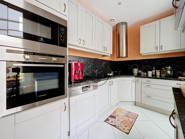Vente                                                      Maison de ville
                        
                     6 pièces                      144 m2                     à Saint-Quentin