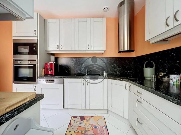 Vente                                                      Maison de ville
                        
                     6 pièces                      144 m2                     à Saint-Quentin