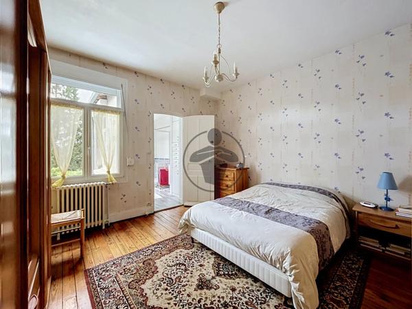 Vente                                                      Maison de ville
                        
                     6 pièces                      144 m2                     à Saint-Quentin