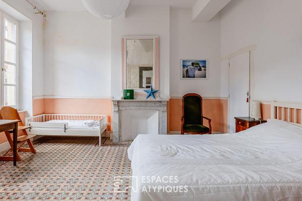 Élégante maison de maître avec cour et piscine