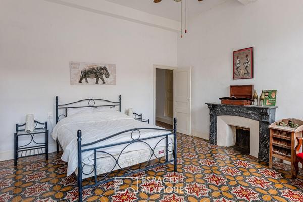 Élégante maison de maître avec cour et piscine