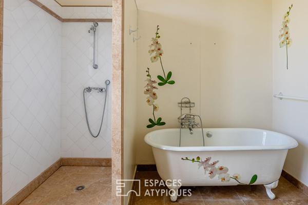 Élégante maison de maître avec cour et piscine
