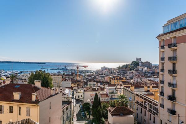 Cannes : Deux appartements à réunir , dans Bourgeois, balcons, vue mer et Suquet /possibilité studio contigu en sus