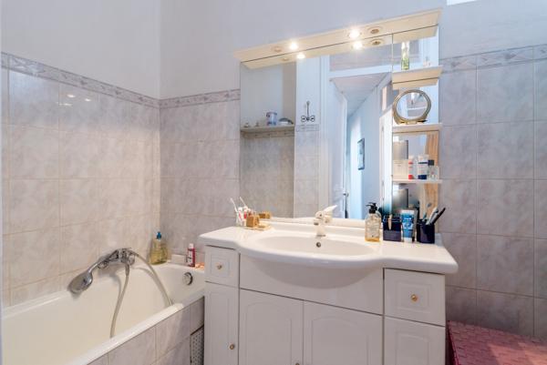 Cannes : Deux appartements à réunir , dans Bourgeois, balcons, vue mer et Suquet /possibilité studio contigu en sus