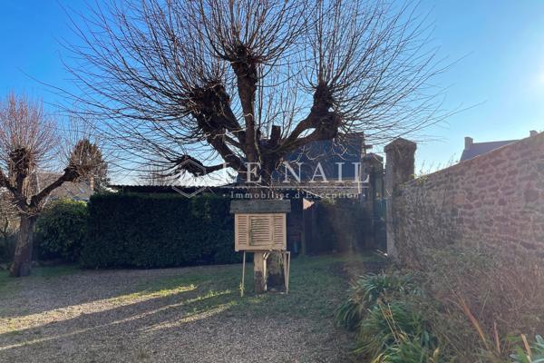 Maison de maître du XIXe siècle avec son jardin et son local commercial