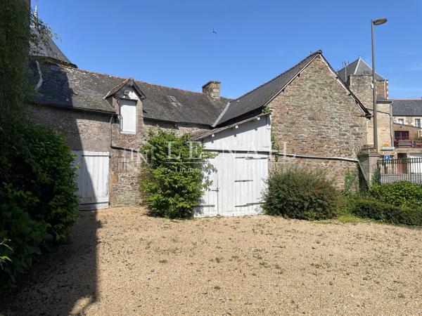 Maison de maître du XIXe siècle avec son jardin et son local commercial