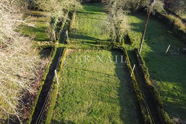 Maison de maître du XIXe siècle avec son jardin et son local commercial