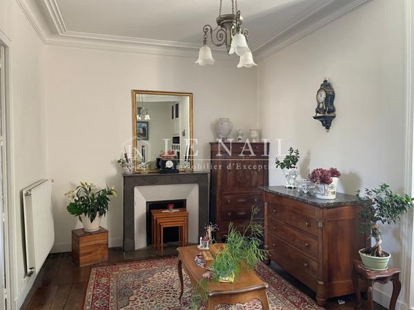 Maison de maître du XIXe siècle avec son jardin et son local commercial