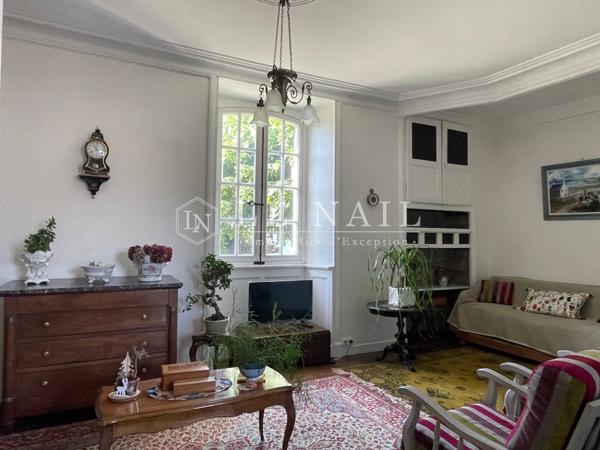 Maison de maître du XIXe siècle avec son jardin et son local commercial