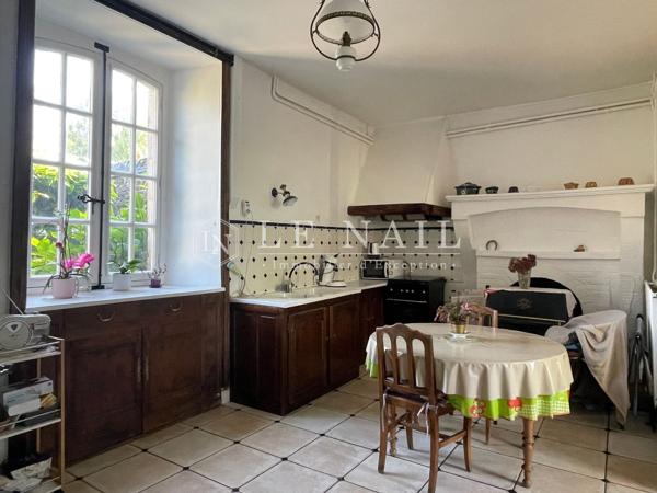 Maison de maître du XIXe siècle avec son jardin et son local commercial