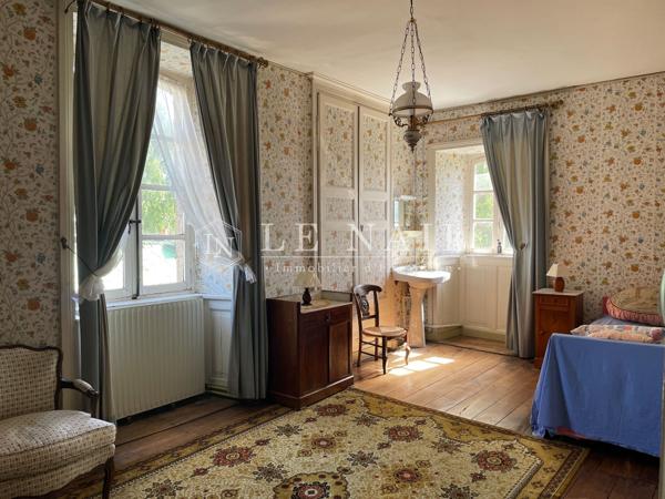 Maison de maître du XIXe siècle avec son jardin et son local commercial