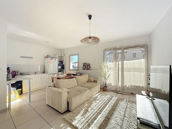 Au CENTRE VILLE de Meximieux, joli appartement T2 en rez-de-chaussée de jardin avec terrasse et garage.