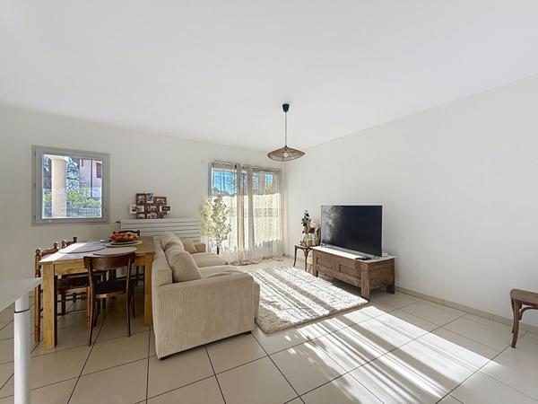 Au CENTRE VILLE de Meximieux, joli appartement T2 en rez-de-chaussée de jardin avec terrasse et garage.